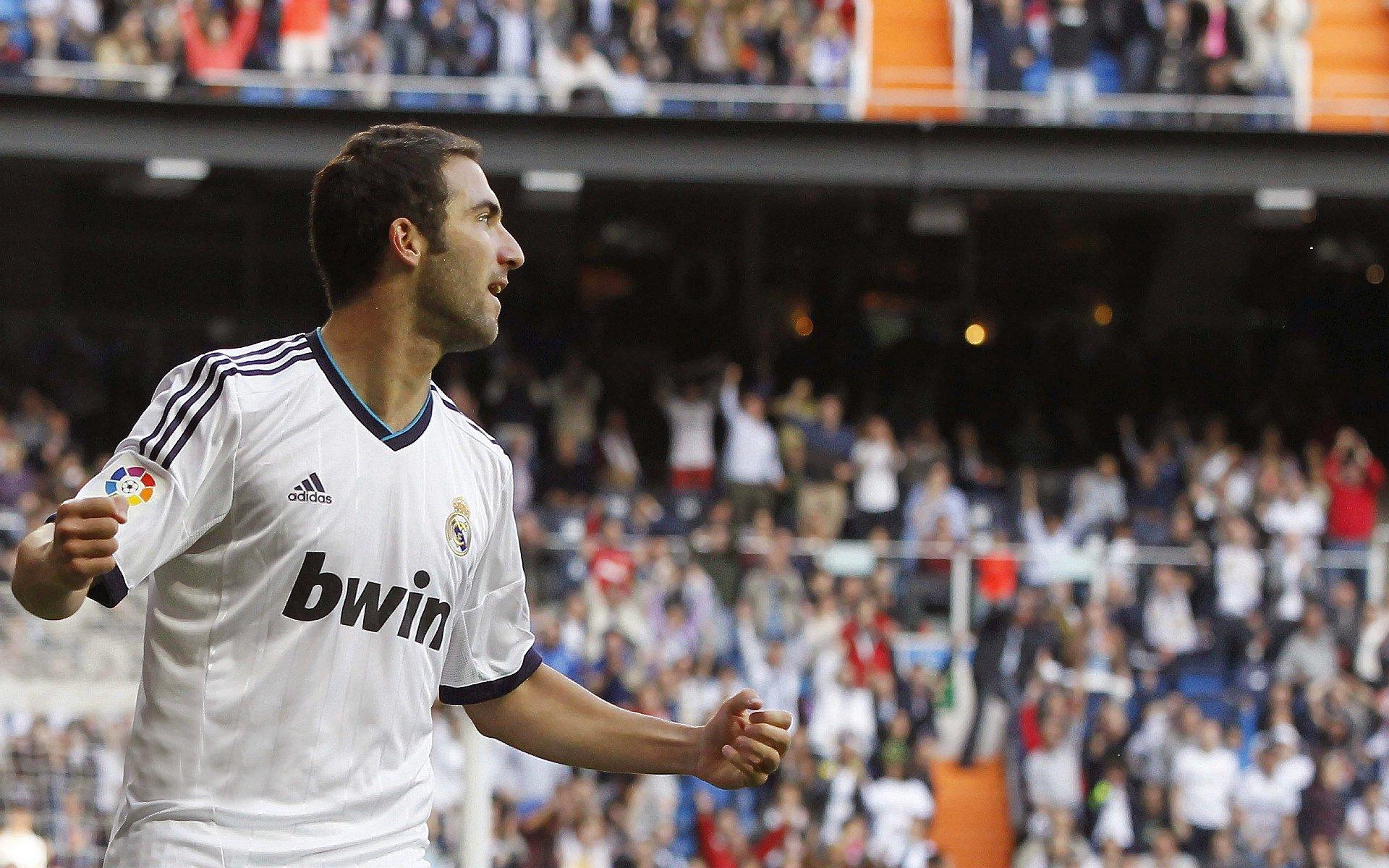 意甲温情时刻，博洛尼亚全队病房探望米哈伊洛维奇，齐声高呼教练，我们与你共战病魔